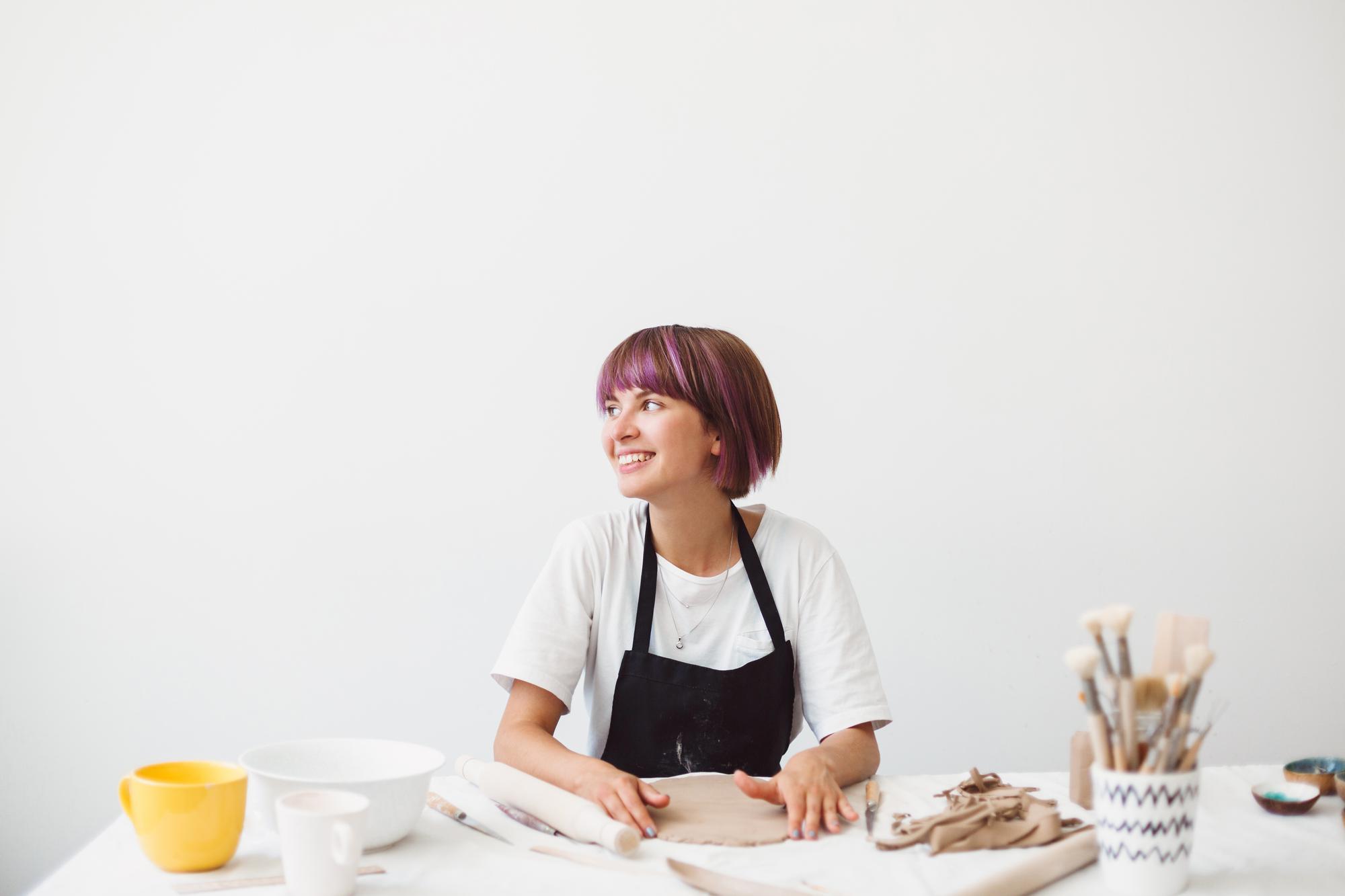 Interno dello studio di cucina con luce naturale
